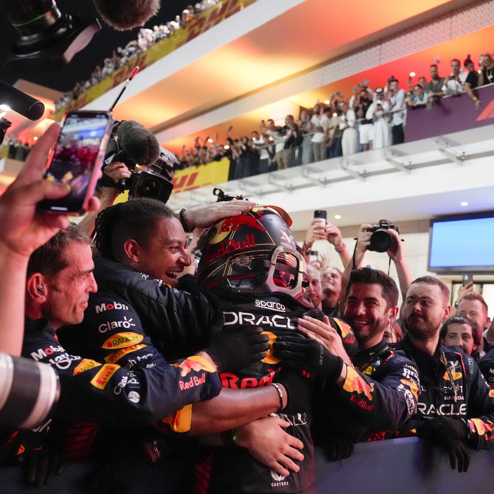 El piloto Max Verstappen celebra con su equipo Red Bull tras la victoria en el Gran Premio de Catar, el domingo 8 de octubre de 2023.