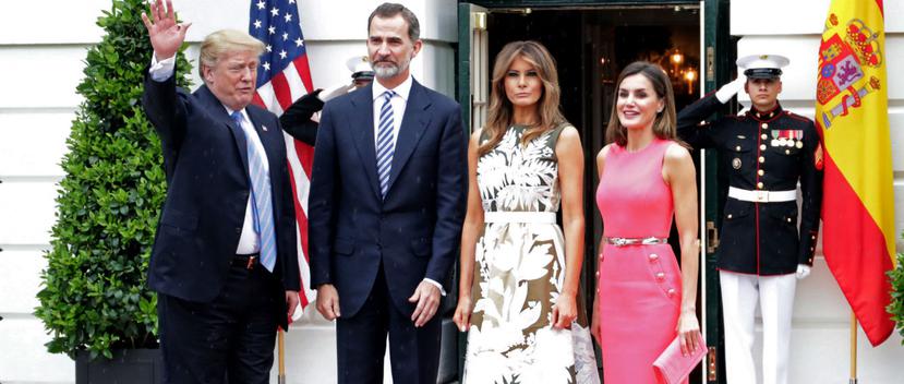 El presidente de los Estados Unidos, Donald Trump, el rey de España, Felipe; Melania Trump y la reina Letizia, a su llegada a la Casa Blanca. (EFE)