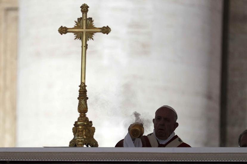 El papa Francisco aparece en el altar durante la Misa de Pentecostés en la Plaza de San Pedro en el Vaticano el domingo. (AP/Gregorio Borgia)