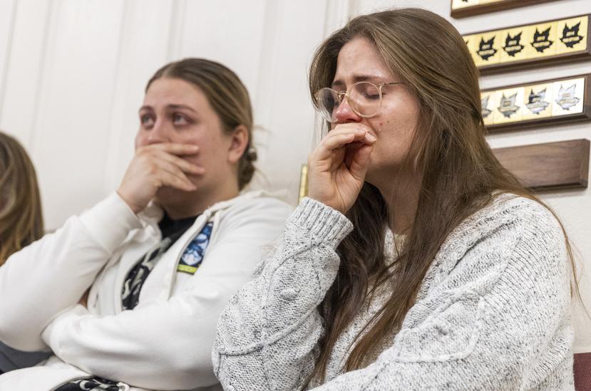 Jess (izquierda) y su hermana, Cecily, hacen una pausa durante una conferencia de prensa sobre el asesinato de una familia en Enoch, Utah, el jueves 5 de enero de 2023.