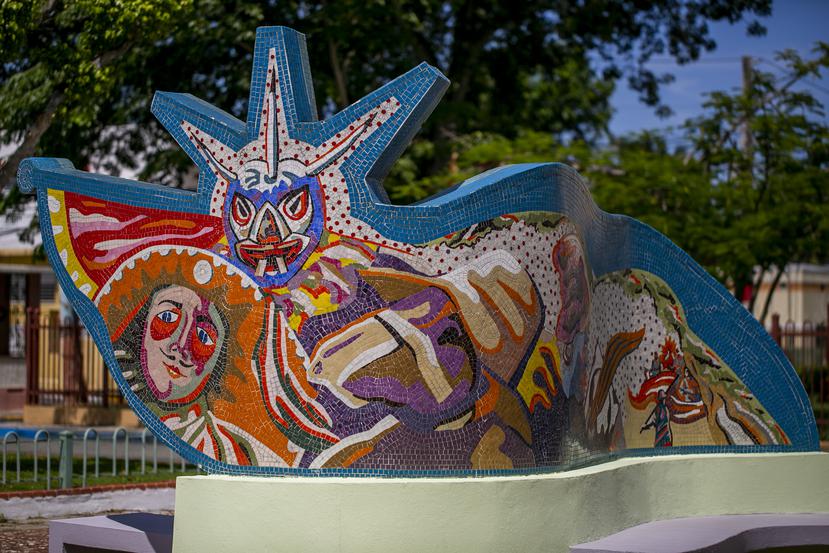 Como parte de su trabajo artístico, Lind-Ramos desarrolló un proyecto de arte público en Loíza que incluye las piezas “La leyenda”, en la plaza pública.