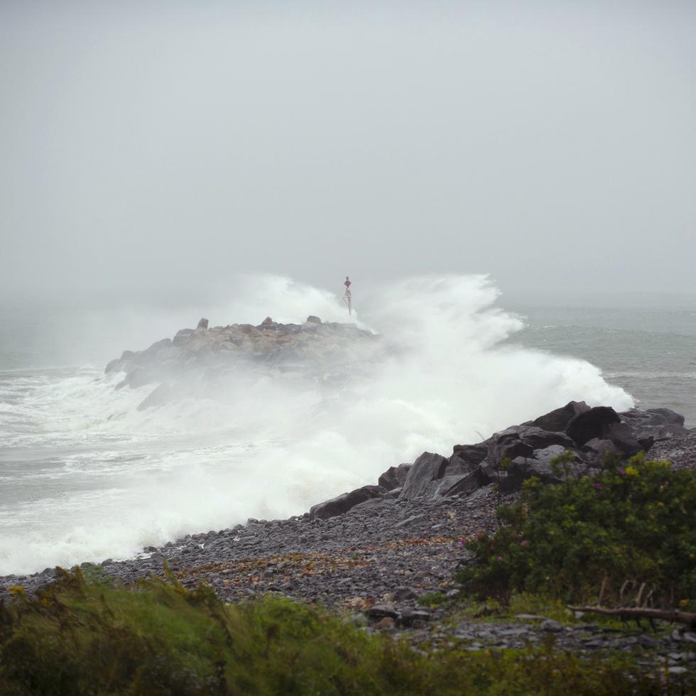Las olas se estrellan contra un rompeolas el sábado 16 de septiembre de 2023 en Port Maitland, provincia de Nueva Escocia, Canadá, antes de la llegada del ciclón postropical Lee.