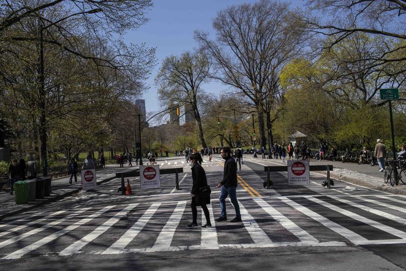 Una pareja camina por Central Park. (AP)