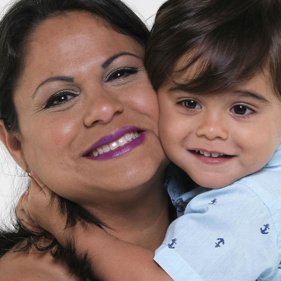 Jezenia Santiago Concepción junto a su pequeño Leonardo, el menor de la familia. (gerald.lopez@gfrmedia.com)