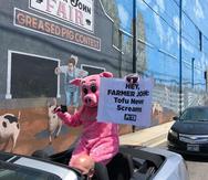 Durante la protesta de este jueves los activistas portaban carteles en los que denunciaban que “los mataderos ponen en riesgo la vida de sus trabajadores” y por lo mismo pidieron el cierre de la planta y su reapertura con un enfoque vegano. (EFE)