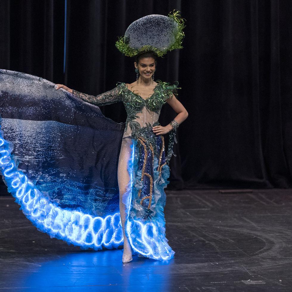 Elena Rivera, actual Miss Mundo de Puerto Rico, representará las bahías bioluminiscentes de Puerto Rico durante su participación en la competencia “Dance of World” -con su traje nacional- en el certamen internacional Miss Mundo, confeccionado por el diseñador boricua Joshuan Aponte.