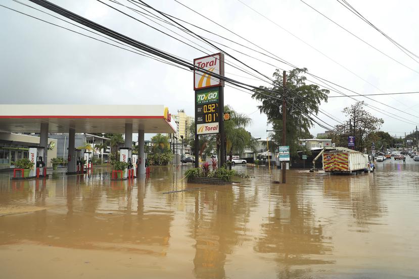 Inundación en un garaje en Altamira en Guaynabo.