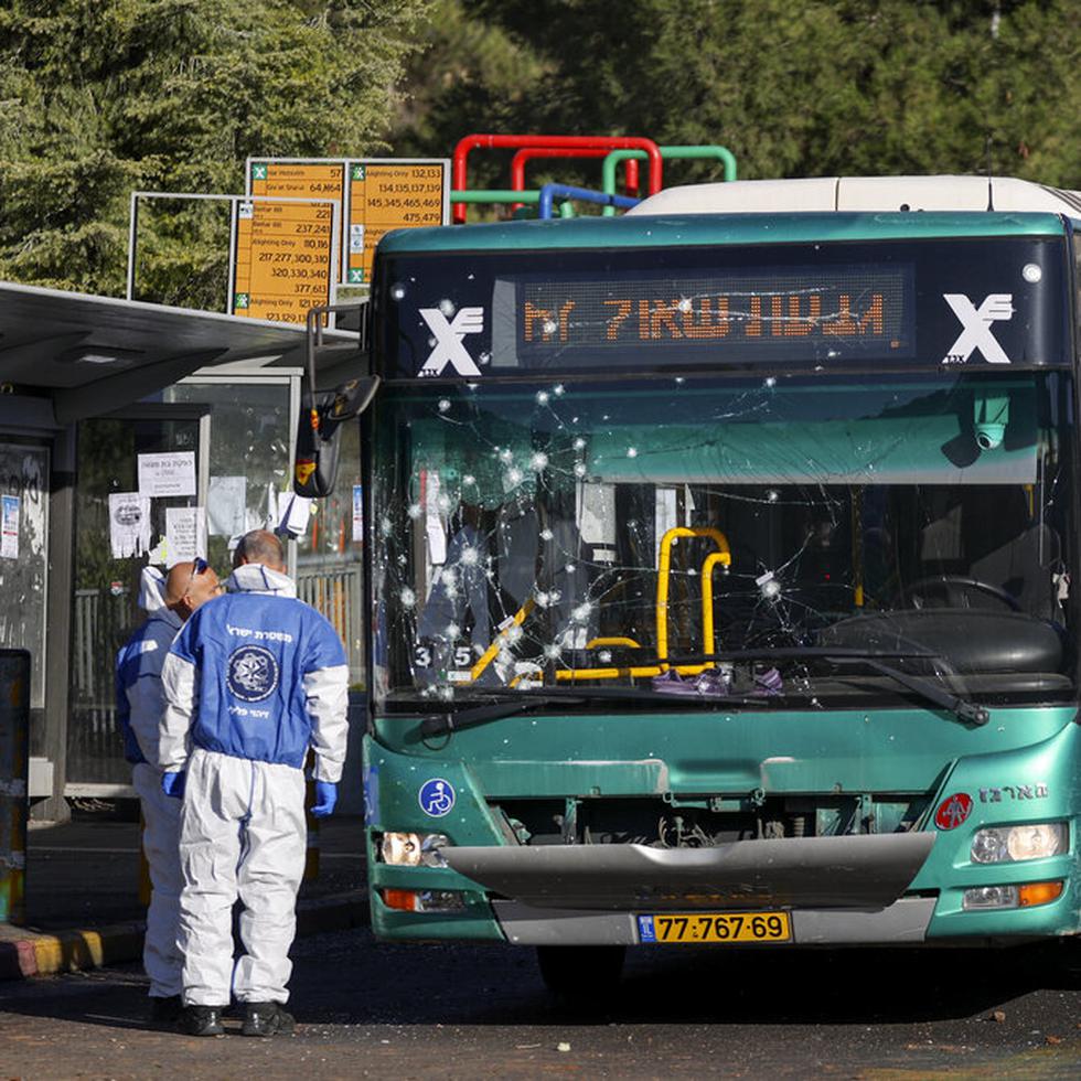 Policías israelíes revisan el sitio donde se produjo una explosión en una parada de autobús en Jerusalén.