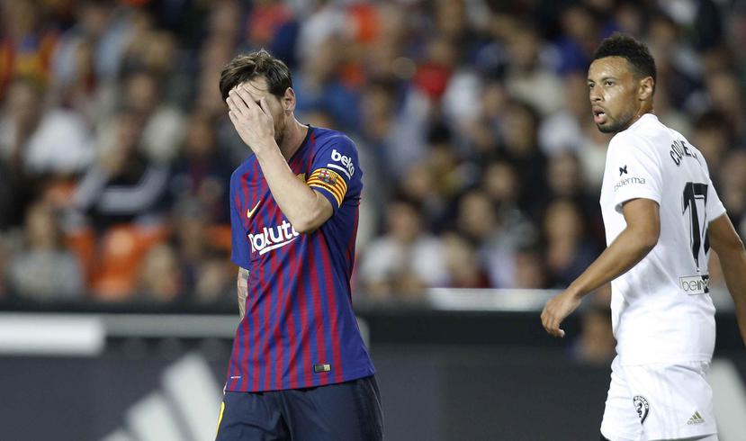 El argentino Lionel Messi, del Barcelona, se lamenta tras errar un tiro ante el Valencia. (AP / Alberto Sáiz)