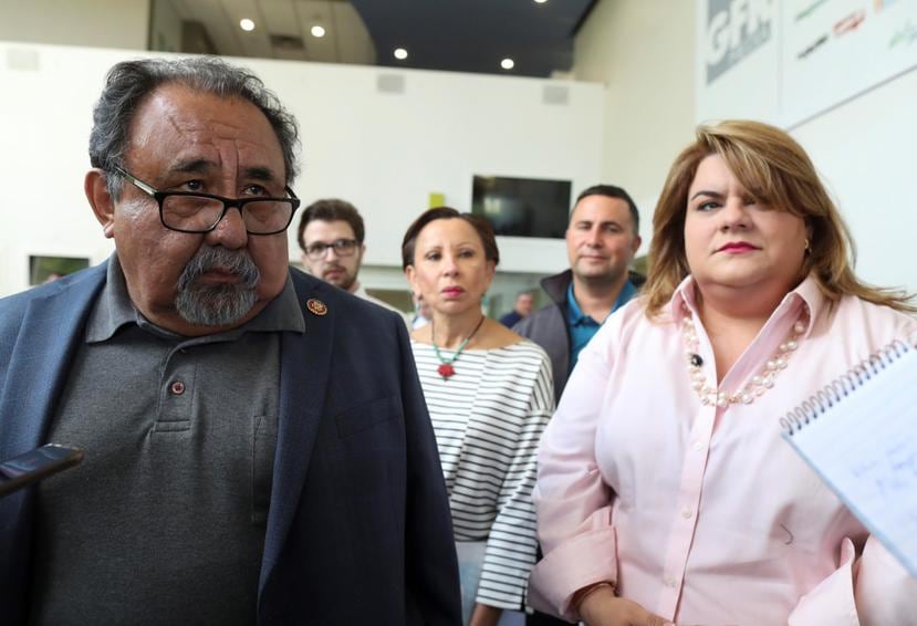 Los representantes demócratas Raúl Grijalva y Nydia Velázquez (al centro), serán dos de los seis participantes de la audiencia congresional del jueves.