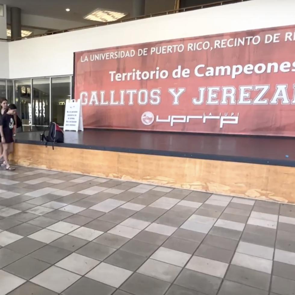Según los miembros del equipo de baile del Recinto de Río Piedras, el Centro de Estudiantes cuenta con una tarima de madera cubierta de polillas.
