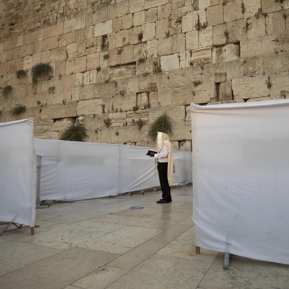 En el Muro de los Lamentos en Jerusalén, considerado por los judíos su sitio más sagrado, se crearon salas para rezar y se ubicaron marcas en el piso para mantener distanciamiento.