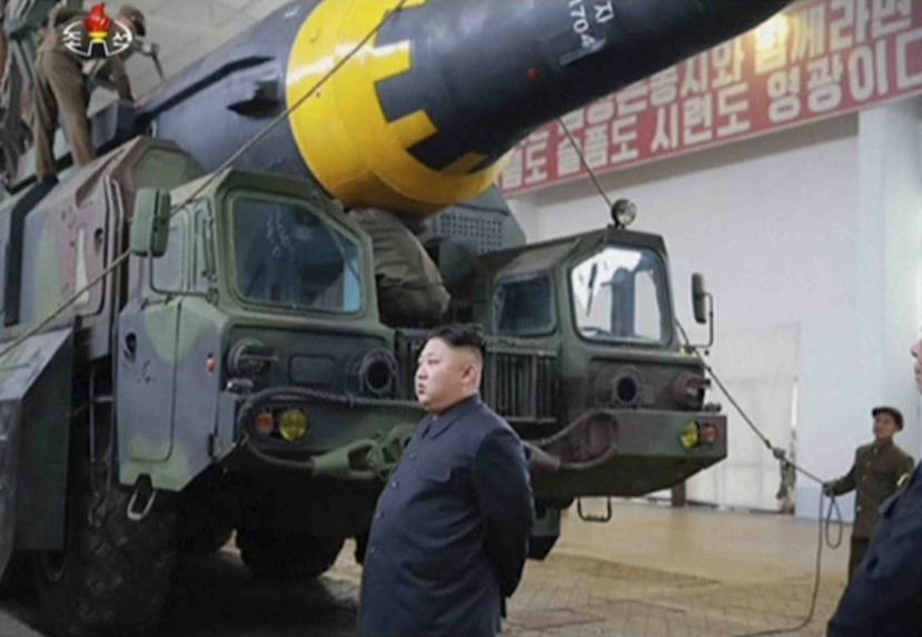 Kim Jong Un en el sitio de pruebas de misiles, que estaba localizado en una ubicación no divulgada en Corea del Norte. (AP)