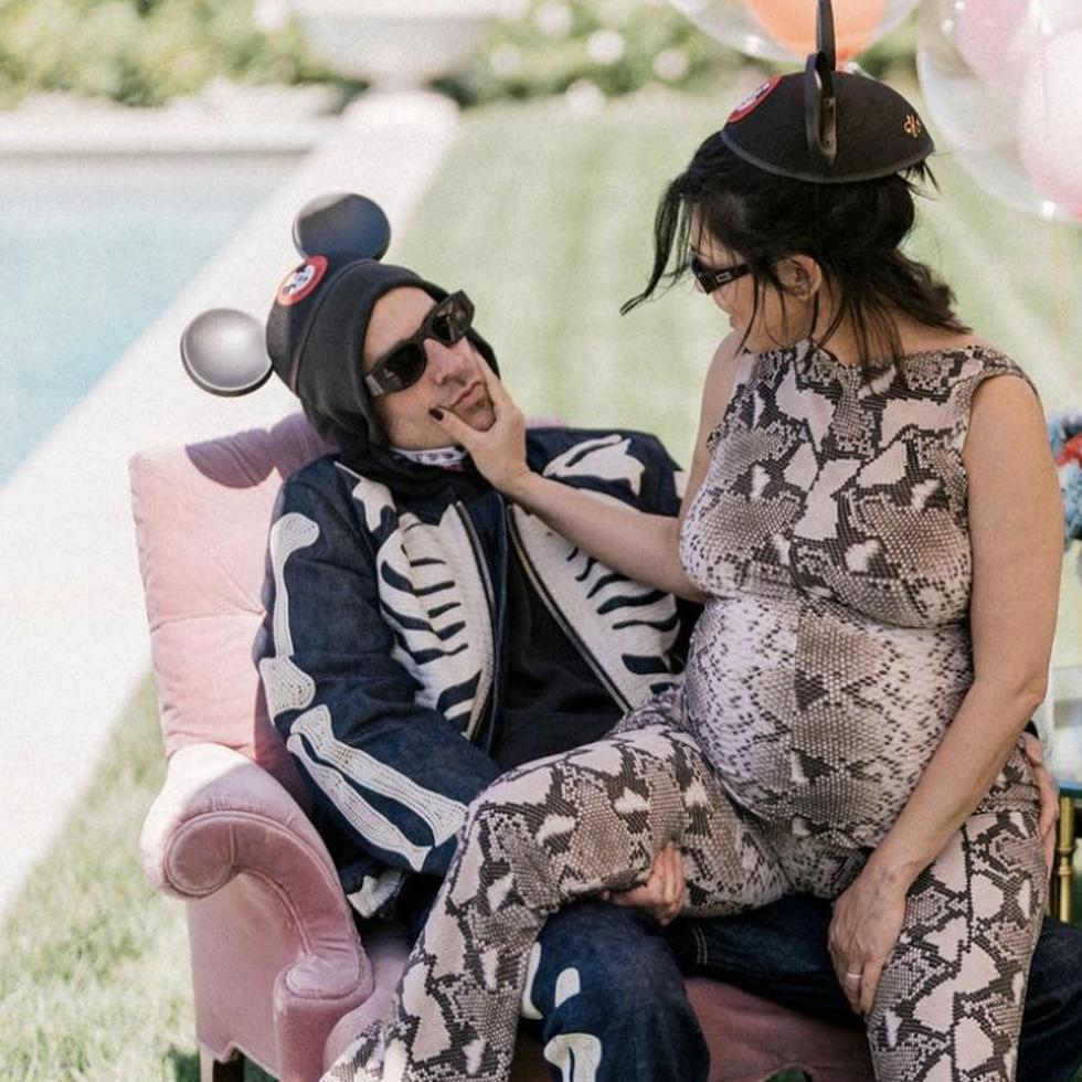 Travis Barker y Kourtney Kardashian durante la celebración del baby shower.