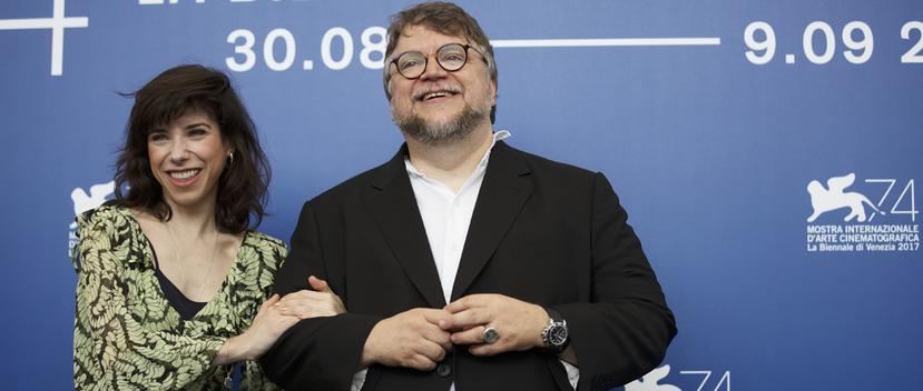 La actriz Sally Hawkins y el director Guillermo Del Toro posan con motivo del estreno mundial de su película "The Shape of Water" en el Festival de Cine de Venecia, el jueves 31 de agosto del 2017 en Venecia, Italia. (AP)