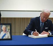 Biden y la primera dama, Jill, visitaron ayer la Embajada británica en Washington para ofrecer sus condolencias y, en un comunicado conjunto.