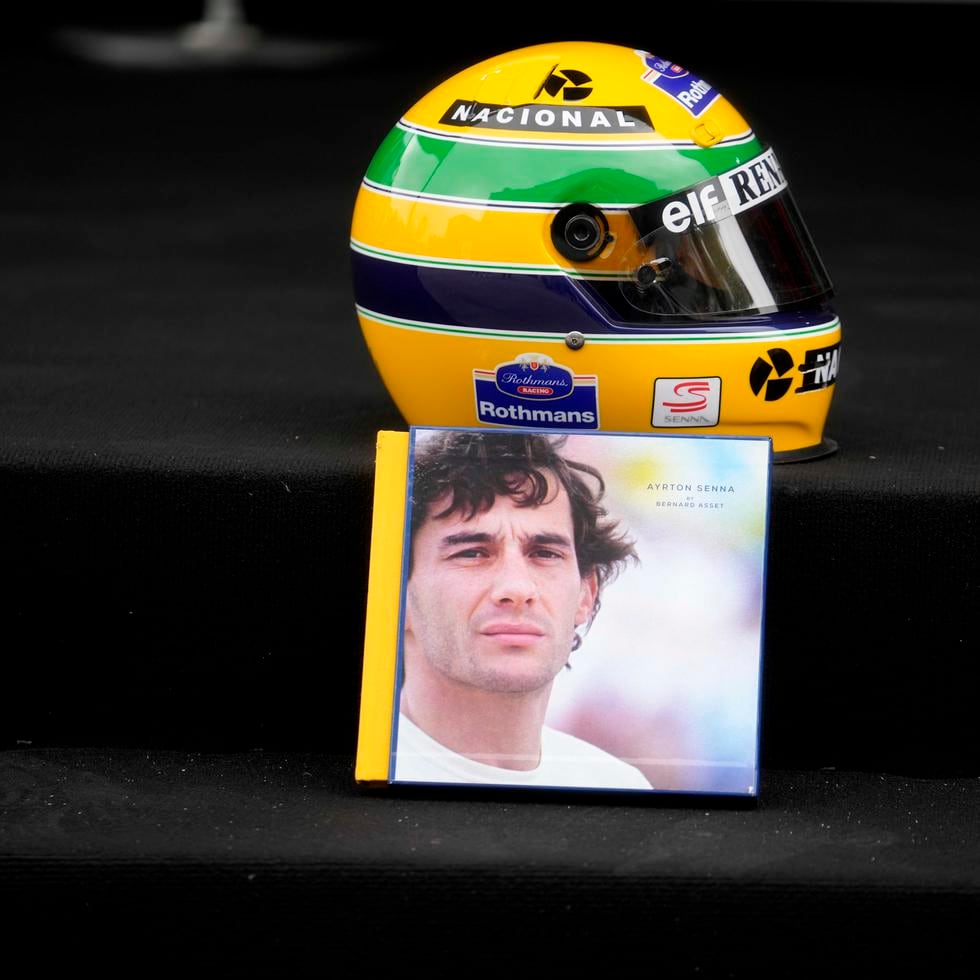 Una réplica del casco de Ayrton Senna adorna los aledaños de la pista Autodromo Enzo e Dino Ferrari.