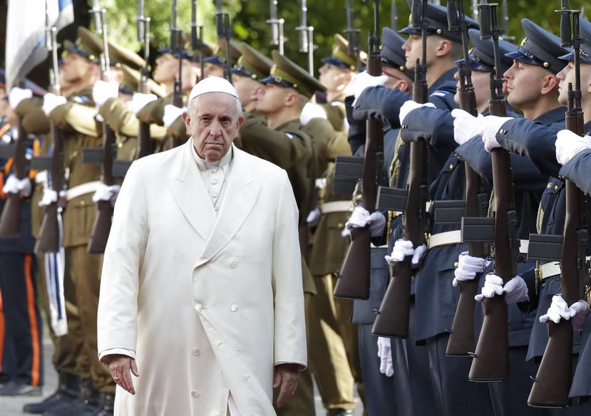 El papa Francisco revisa la guardia de honor durante la ceremonia de bienvenida en el Palacio Presidencial de Kadriorg, Estonia. (AP / Andrew Medichini)