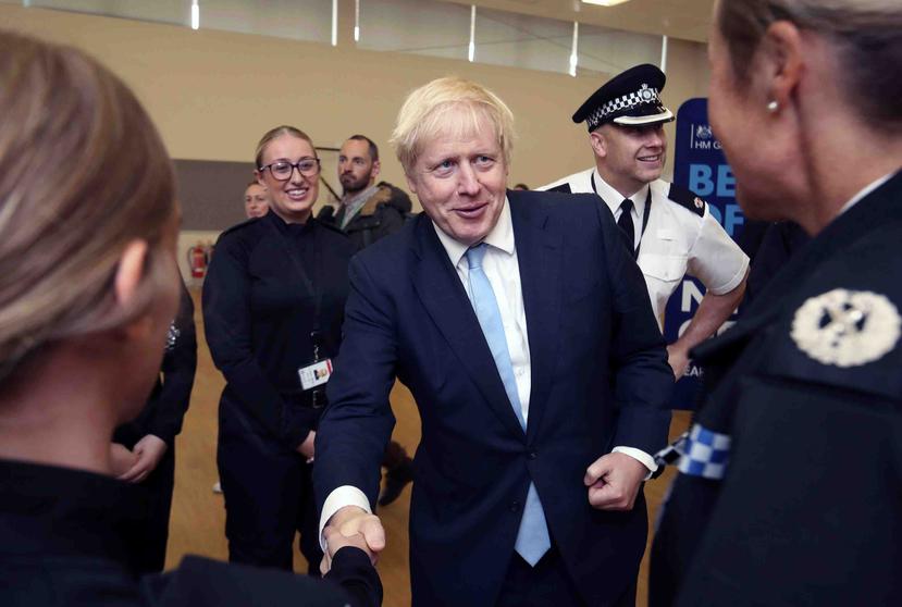 El primer ministro de Gran Bretaña Boris Johnson, centro, habla con policías durante una visita a West Yorkshire en Inglaterra, el jueves 5 de septiembre del 2019. (Danny Lawson/PA via AP)