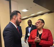 El presidente de la Asociación de Alcaldes, Luis Javier Hernández, conversa con la secretaria de HUD, Marcia Fudge.