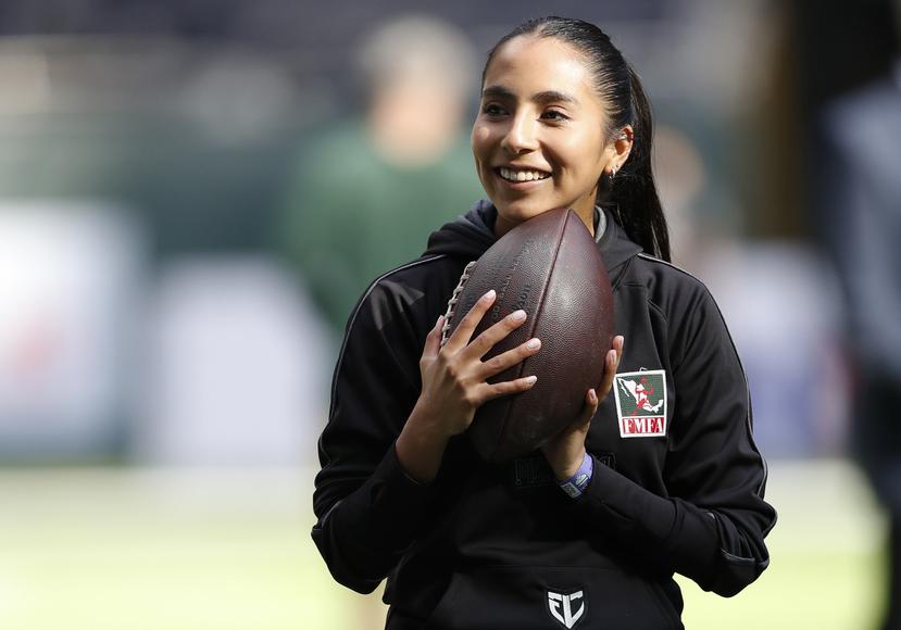 Diana Flores, capitana del equipo de fútbol bandera de México, previo a un partido de la NFL entre los Packers de Green Bay y los Giants de Nueva York en Londre.