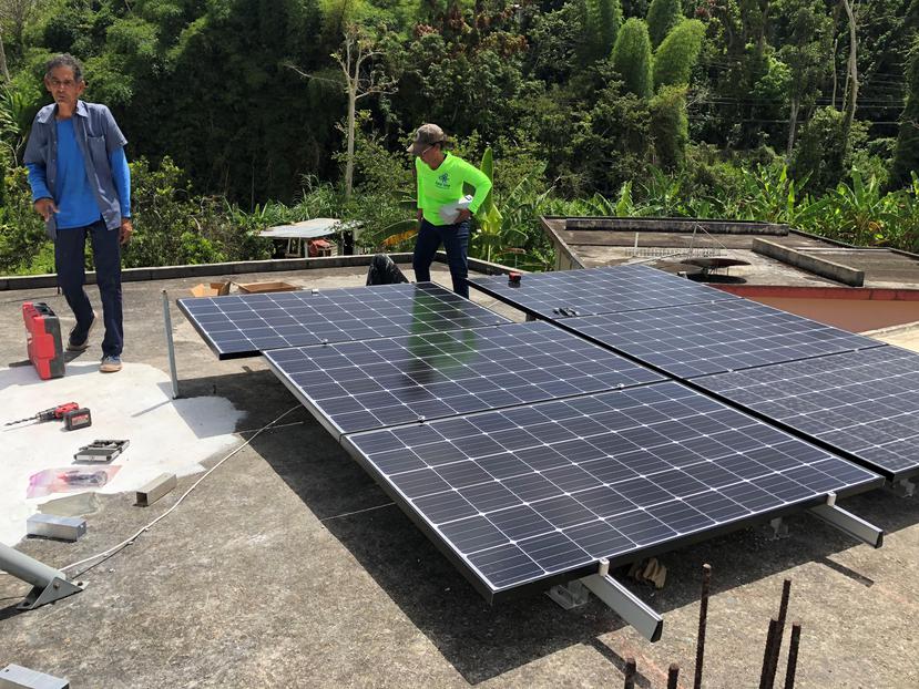 Casa Pueblo ha instalado paneles solares en viviendas y colmados para que sean energéticamente independientes. (Suministrada)