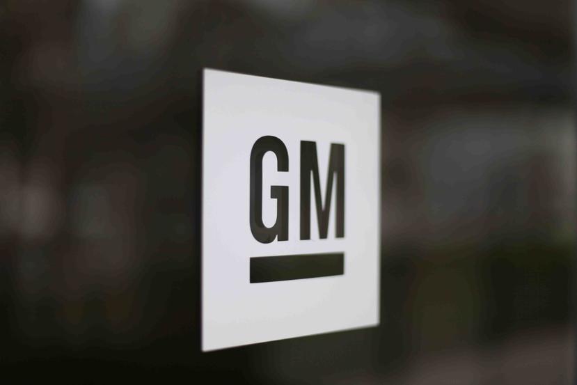 La foto muestra el logotipo de General Motors en la sede mundial de la empresa en Detroit. (AP)