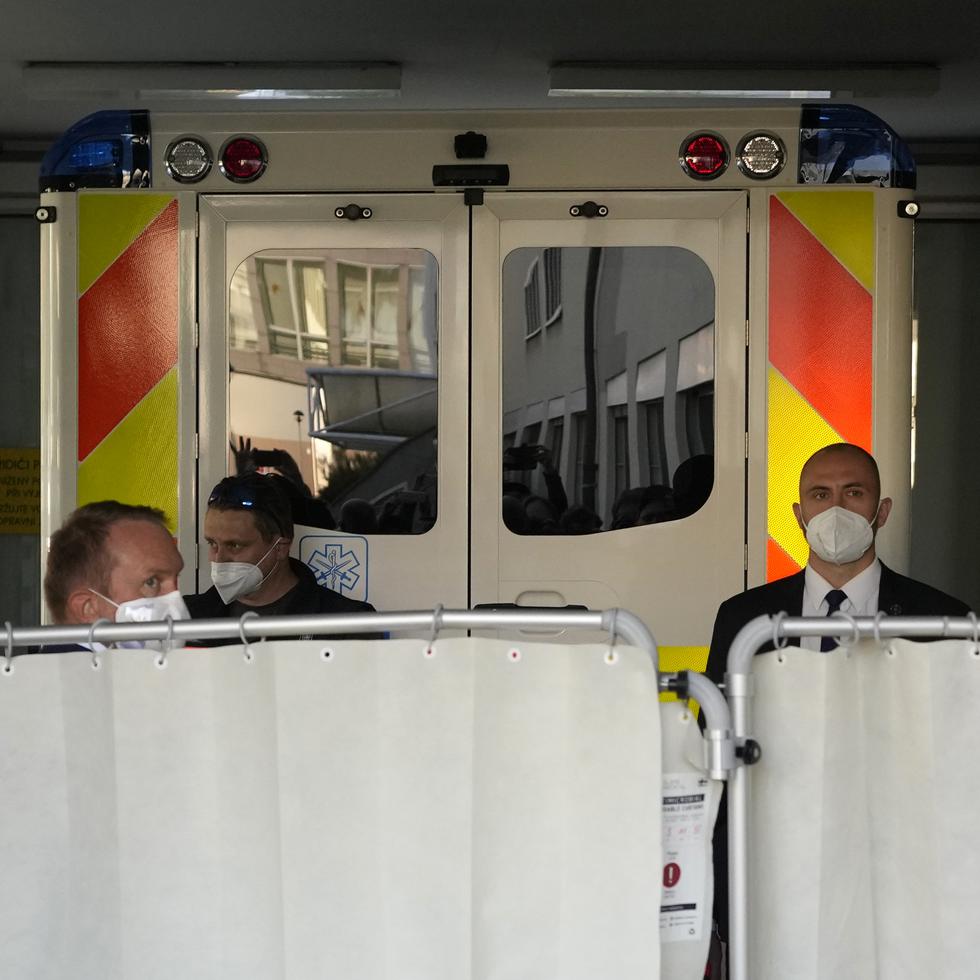 Una ambulancia con el presidente checo Milos Zeman a bordo llega a un hospital militar el domingo 10 de octubre de 2021, en Praga, República Checa.