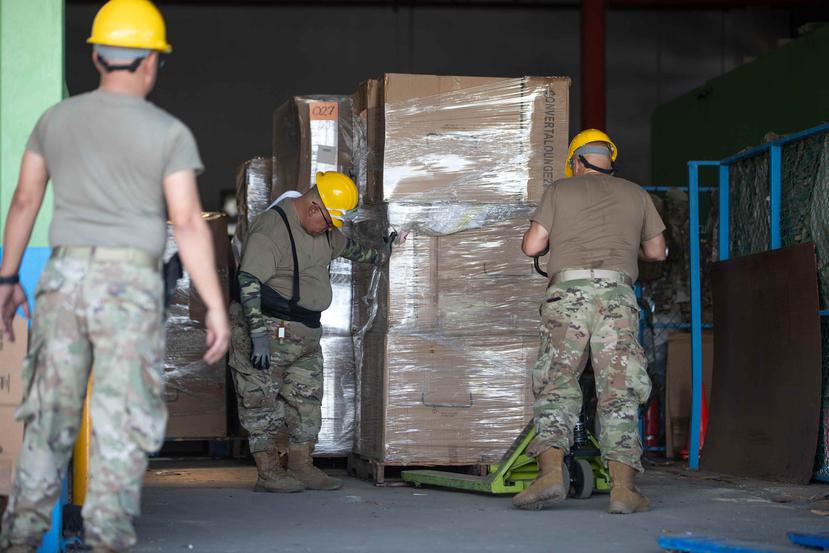 Miembros de la Guardia Nacional se encargaron de distribuir los suministros.