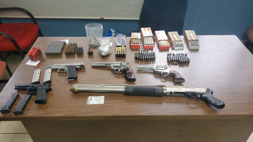 Estas fueron las cinco armas de fuego encontradas por la Policía en una residencia abandonada en Vega Alta.