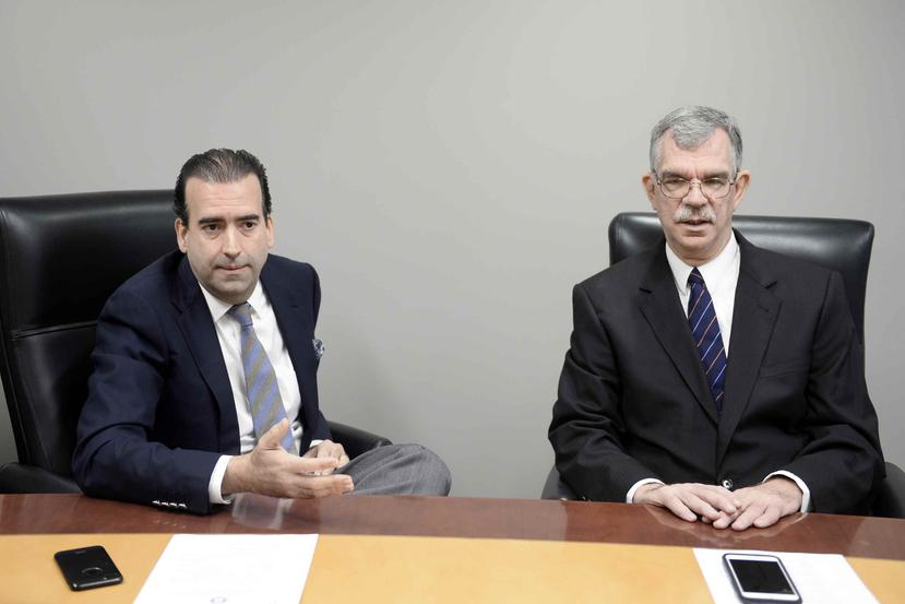El presidente de la JSF, José Carrión, aquí junto a Ramón Ruiz, le indicó al mandatario puertorriqueño que toda legislación que se apruebe tendrá que incluir un estimado del impacto en recaudos o gastos que tendrá la medida.