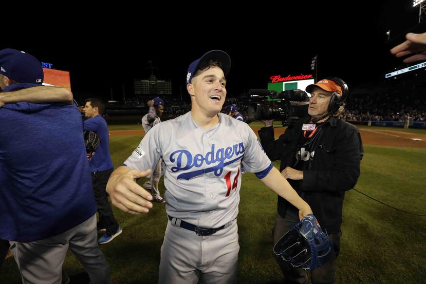 El puertorriqueño Kike Hernández inicia su celebración tras impulsar a los Dodgers con tres cuadrangulares. (AP)