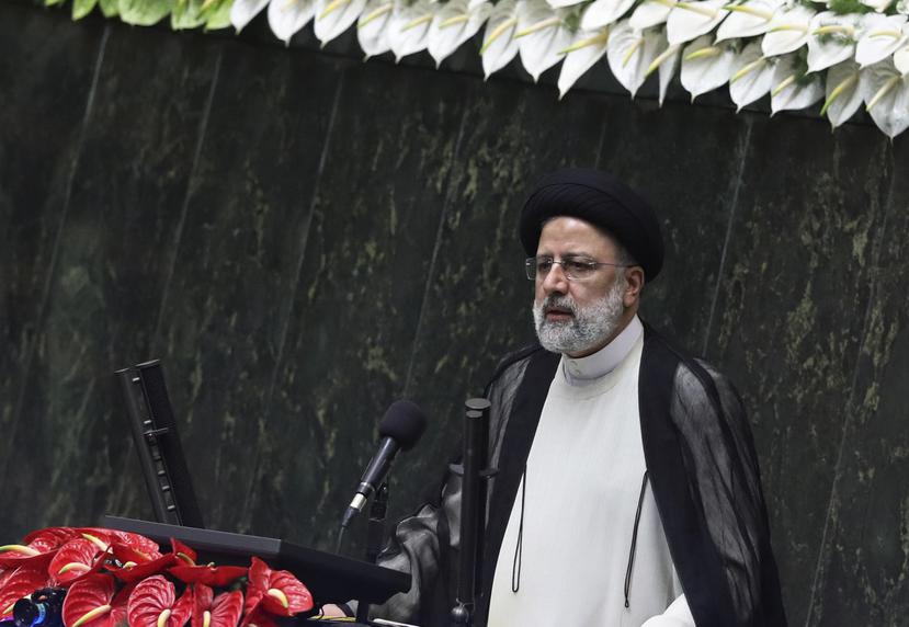 El presidente iraní, Ebrahim Raisi, pronuncia un discurso luego de prestar juramento en una ceremonia en el Parlamento, en Teherán.