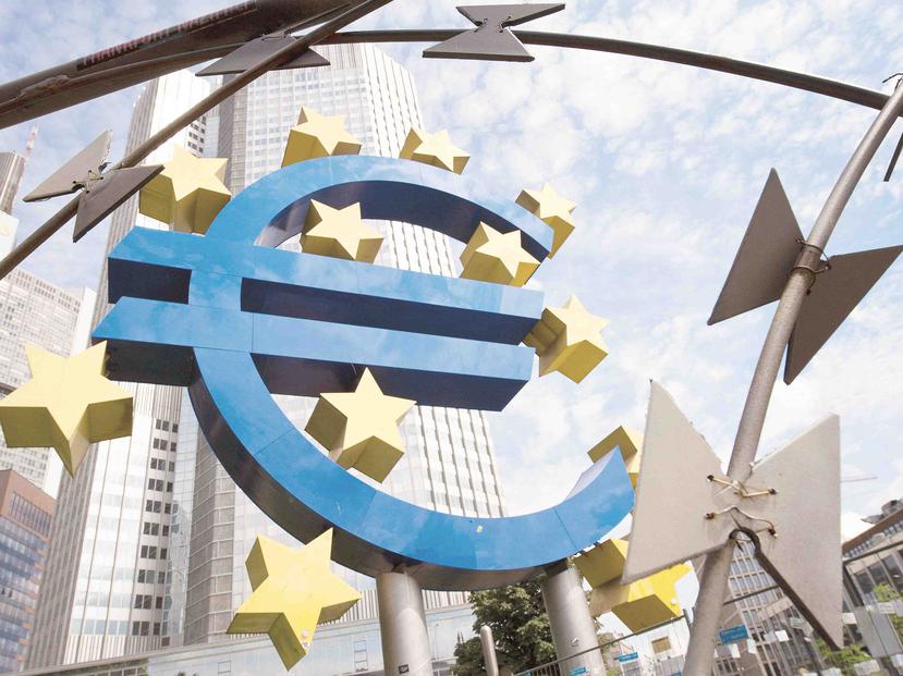 El Banco Central Europeo mantuvo hoy los tipos de interés en la zona del euro en el mínimo histórico del 0.05% con el objetivo de apoyar la coyuntura económica y evitar una recesión. (EFE / Boris Roessler)