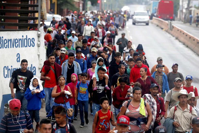 La caravana de migrantes hondureños sigue su paso desde la ciudad de Chiquimula rumbo al departamento de Zacapa, en Guatemala. (EFE)