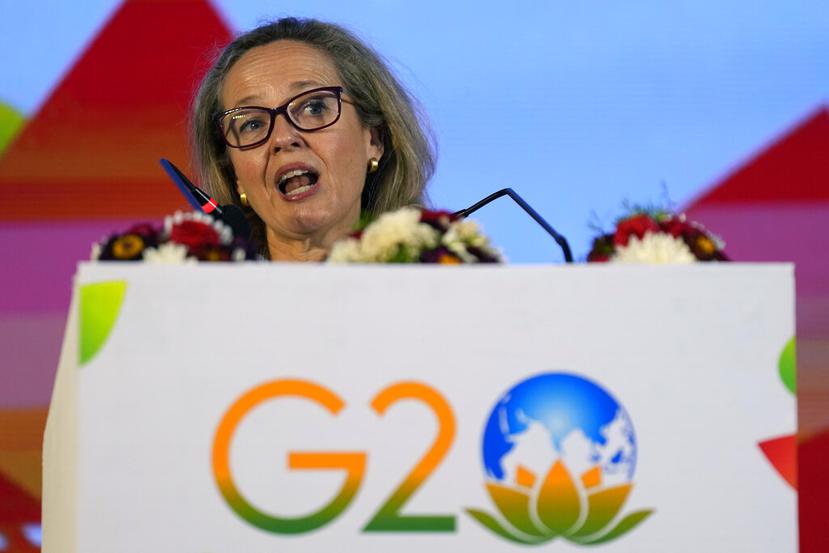 La ministra de Economía de España, Nadia Calvino, habla durante una conferencia de prensa al margen del cónclave financiero del G20 en las afueras de Bangalore, India, el sábado 25 de febrero de 2023. (AP Foto/Aijaz Rahi)