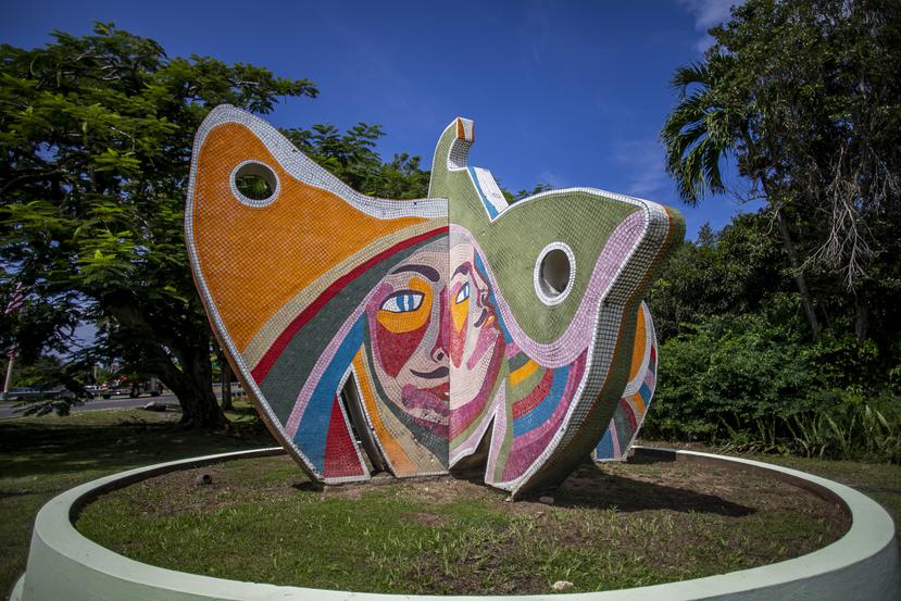 Como parte de su trabajo artístico, Lind-Ramos desarrolló un proyecto de arte público en Loíza que incluye la pieza “Mascaritas”, en la carretera 187.