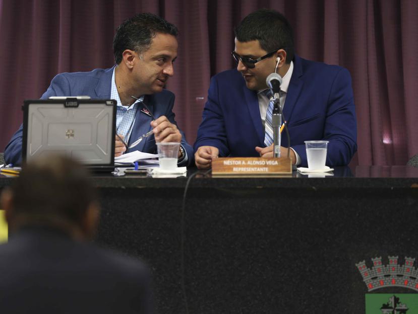 Néstor Alonso Vega (der.) votó en contra de la medida de la autoría de Rafael "June" Rivera, a la izquierda.