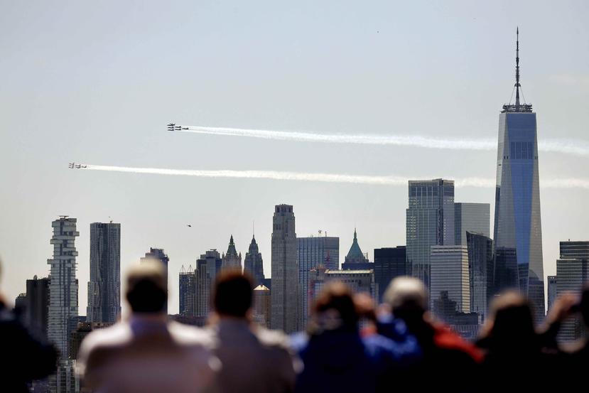 Personas disfrutan el espectáculo en el cielo de la ciudad de Nueva York. (AP)