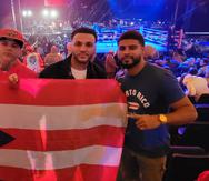 Fanáticos de Puerto Rico con una bandera durante la cartelera del sábado en el Teatro del Madison Square Garden.