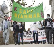 Unos manifestantes marchan en Westminster, Londres, el miércoles 31 de marzo de 2021, contra el golpe de Estado perpetrado el 1 de febrero en Myanmar que destituyó al gobierno de Aung San Suu Kyi.