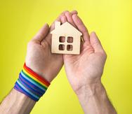 Muchos adultos mayores LGBTQ+  no tienen vivienda propia y sufren las consecuencias de los prejuicios de otras personas al alquilar un espacio.