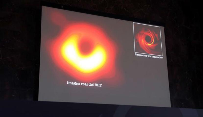 Imagen de un agujero negro, proyectada en el Centro Superior de Investigaciones Científicas de España (EFE).