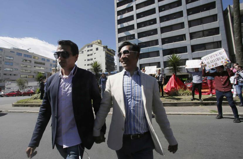 Javier Benalcázar, a la izquierda, y su pareja Efraín Soria llegan a la Corte Constitucional para escuchar la decisión final sobre el matrimonio entre personas del mismo sexo. (AP / Dolores Ochoa)
