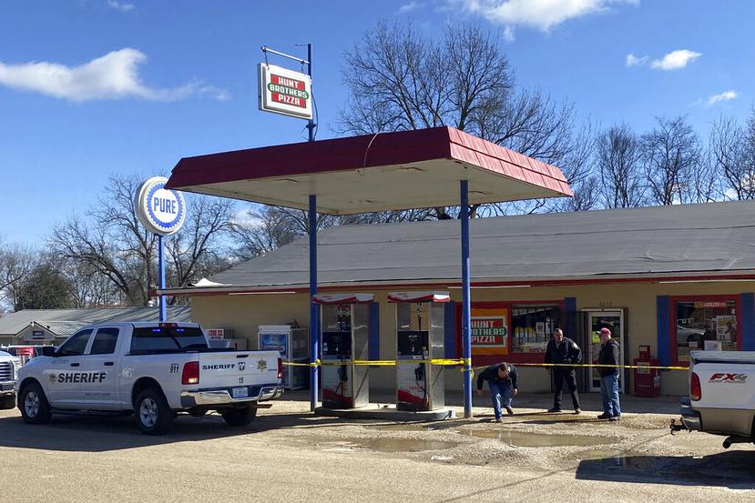 Personal policial labora en el sitio de un tiroteo el viernes 17 de febrero de 2023 en Arkabutla, Mississippi. (Adam Itayem/NewsNation vía AP)