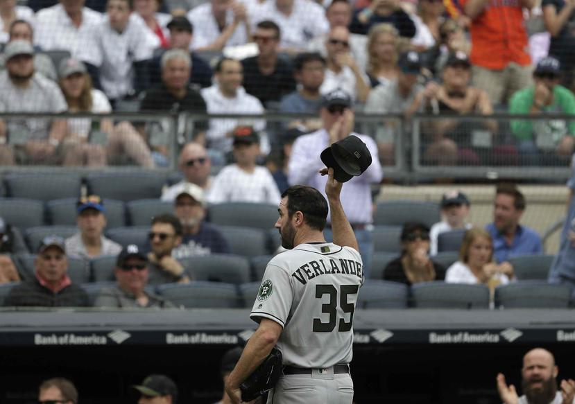 El abridor de los Astros de Houston Justin Verlander levanta su gorra al salir del juego contra los Yanquis de Nueva York en la séptima entrada en Nueva York. (AP)