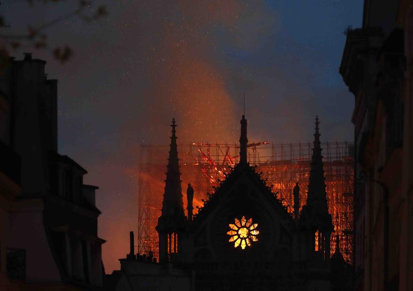 En la catedral de Notre Dame se estaban realizando trabajos en el tejado.  (AP)