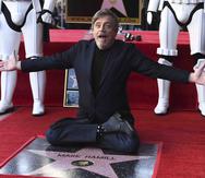 Mark Hamill posa con su estrella en el Paseo de la Fama en Hollywood. (AP)