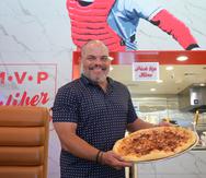 Iván Rodríguez, propietario de Pudge's Pizza, muestra la nueva pizza Triple Play.