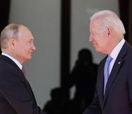 El presidente Joe Biden y el presidente ruso Vladimir Putin llegan a una reunión en la "Villa la Grange" el 16 de junio de 2021 en Ginebra, Suiza.